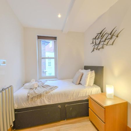 Central Two Bedroom Apartments St Albans By Central Stays Short Lets & Serviced Accommodation With Free Parking Bagian luar foto
